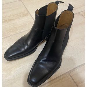 Magnanni Chelsea Boots size 8.
Sparingly worn. Like new. 
Retail $289. Sale $65